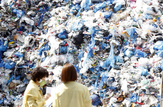 최근 코로나19로 배달음식 소비 등이 증가하면서 일회용품 배출량이 늘어나 선별장을 대상으로 안전점검을 하고 있다.  <광주 북구청 제공>